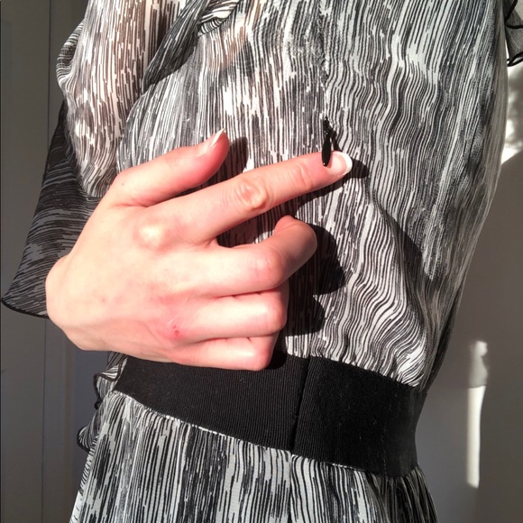 Mid-length Black and white dress - Picture 8 of 9